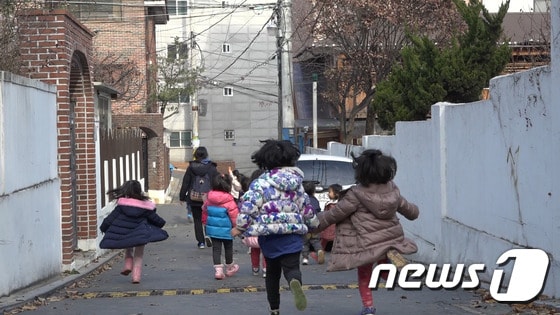 공동육아 어린이집 아이들이 신나게 뛰어가는 모습© News1