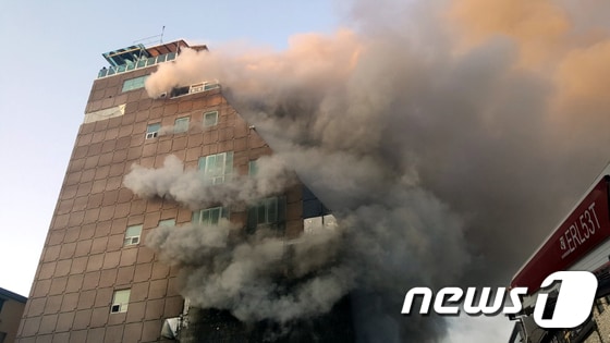 21일 오후 3시53분쯤 충북 제천시 하소동의 한 8층짜리 사우나 건물에서 불이 나 소방당국이 진화 작업을 벌이고 있다. 화재로 현재까지 29명이 사망했다. 2017.12.21/뉴스1 © News1 조영석 기자