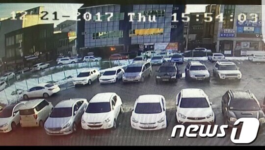충북 제천시  스포츠센터  화재현장  인근 CCTV에 포착된 최초 발화 장면.(독자 제공)© News1