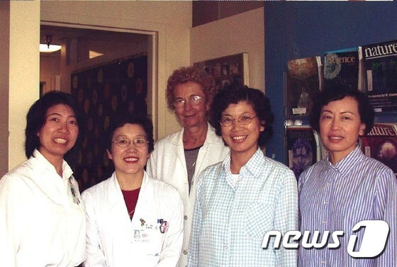 김나영 교수(왼쪽에서 두번째)는 1999년 초부터 2002년 말까지 미국 UCLA병원에서 선임연구원 자격으로 연구를 진행했다. 당시 연구실 동료들과 함께 있는 김나영 교수 모습.© News1