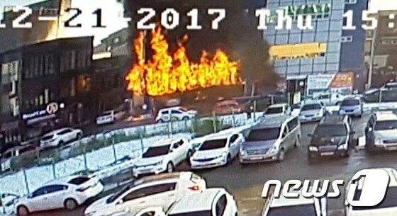 지난 21일 충북 제천시 하소동 스포츠센터 화재 발생 당시 CCTV 영상. 2017.12.22/뉴스1 © News1 김용빈 기자