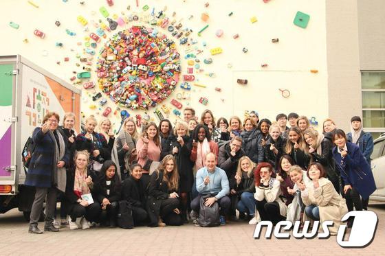올해 3월 '서울혁신파크'를 방문한 네덜란드 폰티스 대학 학생과 교수진 30여명이 기념촬영을 하고 있다.(서울시 제공) © News1