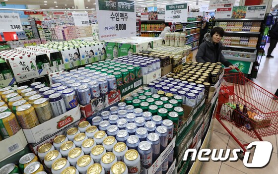 서울 시내의 한 대형마트에서 한 소비자가 수입맥주를 고르고 있다.  /뉴스1 © News1 구윤성 기자