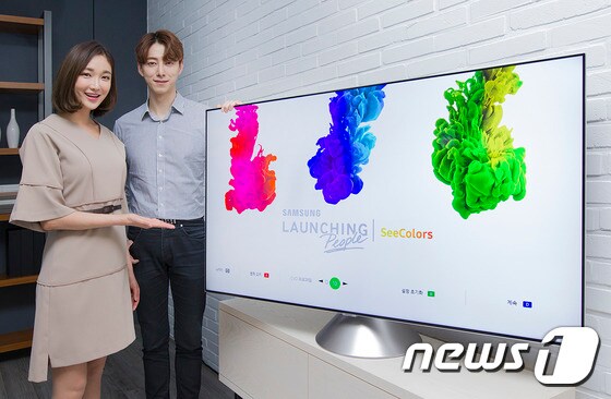 삼성전자 모델들이 삼성 스마트 TV로 색각이상자를 위한 씨컬러스 앱을 소개하고 있다. (삼성전자 제공)© News1