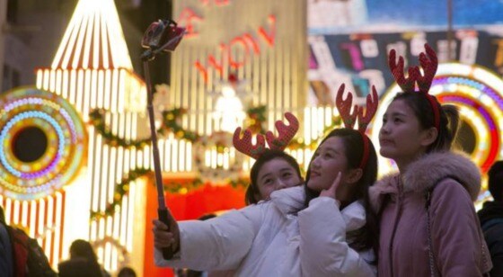 중국의 젊은이들이 크리스마스를 기념하고 있다 - FT 갈무리