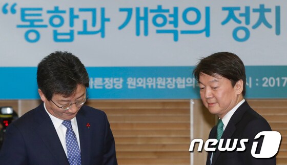 바른정당 유승민(왼쪽), 국민의당안철수 대표. 2017.12.27/뉴스1 © News1 안은나 기자