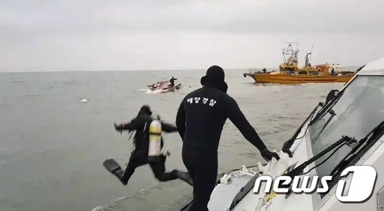 3일 오전 6시12분께 인천 영흥도 앞 해상에서 22명이 탄 낚싯배가 전복됐다. 해경 잠수부가 사고해역에서 구조에 나서고 있다. (인천해경 제공)2017.12.3/뉴스1 © News1
