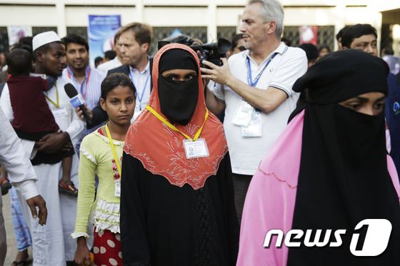 1일 방글라데시 수도에서 교황을 만난 로힝야족 난민들. © AFP=뉴스1