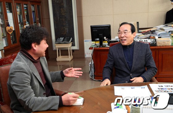 신년 인터뷰 하는 정상혁 보은군수(우측)© News1© News1