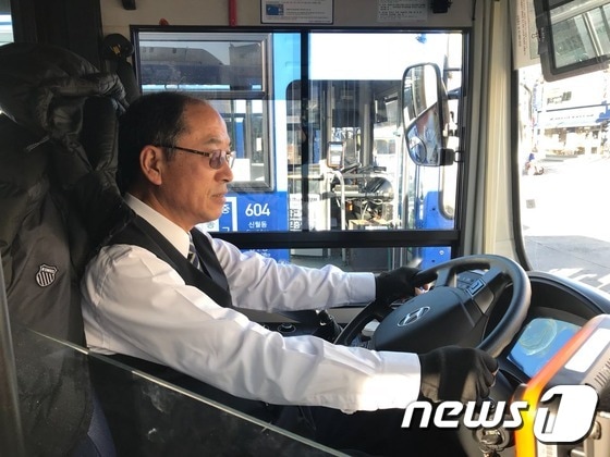 604번 서울시내버스를 운전하는 30년차 베테랑 운전기사 윤승병씨(57) © News1