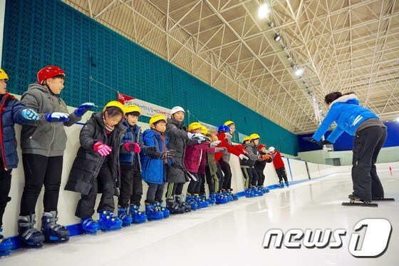 광주실내빙상장_체험학습을 나온 초등학생들이 강습을 받고 있다. 관광공사 제공 © News1