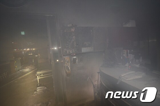 불에 그을린 응급실 광경(진주소방서제공)© News1