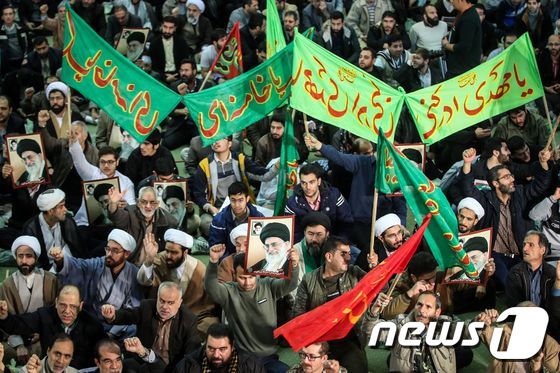 이란인들이 30일(현지시간) 수도 테헤란에서 반정부 시위를 벌이고 있다. © AFP=뉴스1