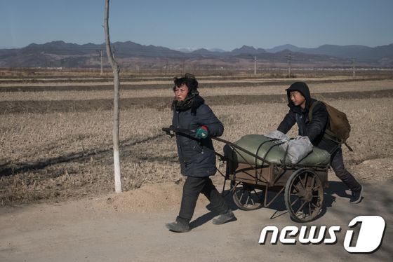 지난 11월 19일 촬영된 북한 길주군 주민들 모습. © AFP=뉴스1