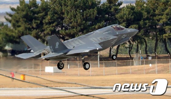 한미연합공중훈련(Vigilant ACE)에서 F-35 스텔스 전투기가 이륙하는 모습(뉴스1DB)© News1