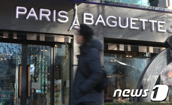 서울 시내의 한 파리바게뜨 지점에서 고객들이 오가고 있다. / 뉴스1 © News1 허경 기자