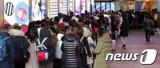 서울 중구 한 면세점 입구에서 중국 관광객들이 쇼핑을 하기 위해 줄서서 입장하고 있다. © News1 