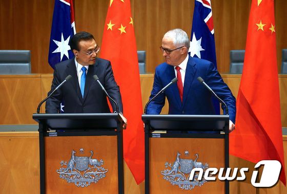 말콤 턴불 호주 총리(오른쪽)와 리커창 중국 총리(왼쪽)가 지난 3월 호주 캔버라 의사당에서 공동 기자회견을 했다. © AFP=뉴스1