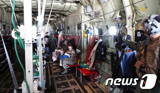 6일 오후 경기도 평택시 주한미공군 오산기지에서 열린 '항공의무후송훈련'에서 부상병들이 C-130 수송기에 앉아 있다. 2017.12.6/뉴스1 © News1 사진공동취재단