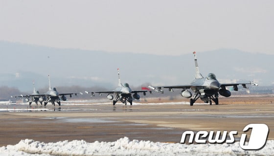 6일 오후 경기도 평택시 주한미공군 오산기지에서 F-16 전투기들이 분주하게 이동하고 있다. 2017.12.6/뉴스1 © News1 사진공동취재단