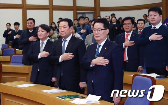 왼쪽부터 국민의당 안철수 대표, 박주선 국회부의장, 박지원 전 대표. 2017.12.6/뉴스1 © News1 이동원 기자