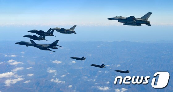 미 공군 B-1B 전략폭격기와 한국 공군 F-15K 전투기 등이 지난 2017년 12월6일 한반도 상공에서 비행훈련을 하고 있다. (공군 항공촬영사 제공) 2017.12.6/뉴스1