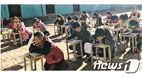 12월 들어 중국에서 가스대란으로 허베이성 일부 초등학교 학생들이 운동장에서 수업을 하는 일이 발생했다.[출처=홍콩 명보]© News1