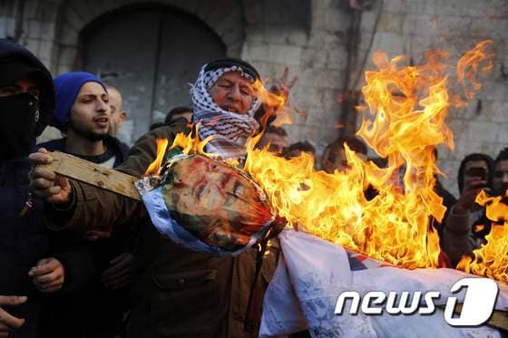 도널드 트럼프 미국 대통령 모형에 불을 붙인 팔레스타인인들. © AFP=뉴스1