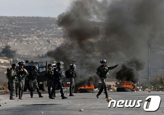 서안지구 라말라 인근 도시에 배치된 이스라엘 병력. © AFP=뉴스1