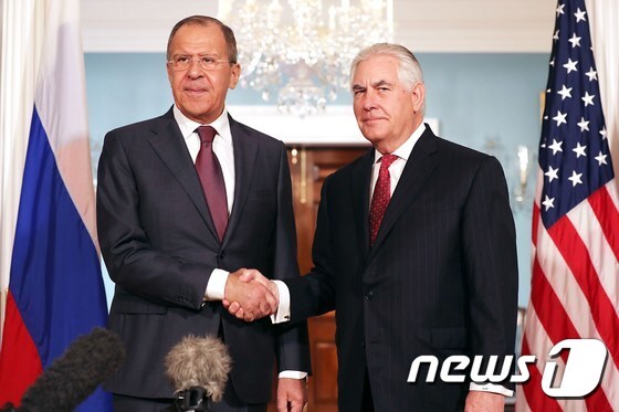 지난 5월 미 워싱턴DC에서 회동한 세르게이 라브로프 러시아 외무장관(왼쪽)과 렉스 틸러슨 미 국무장관. © AFP=뉴스1