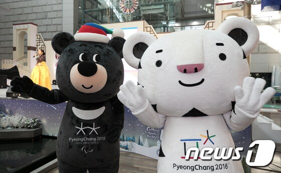 백호 '수호랑(오른쪽)'과 반달가슴곰 '반다비'가 선수들과 함께 평창 올림픽을 기다린다. © News1