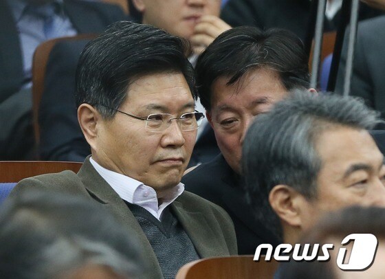 홍문종 새누리당 의원이 1일 서울 여의도 국회에서 열린 의원총회에 참석하고 있다. 2017.2.1/뉴스1 © News1 송원영 기자