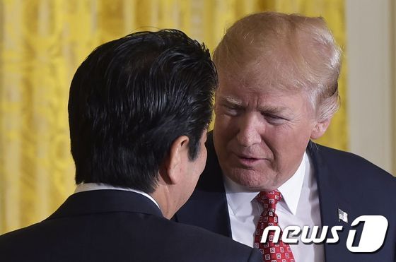 10일 백악관에서 아베 신조 일본 총리와 정상회담을 마친 뒤 공동 기자회견을 가진 도널드 트럼프 미국 대통령. © AFP=뉴스1