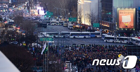 11일 오후 서울 광화문네거리를 두고 광화문광장에는 촛불집회(사진아래)와 대한문 앞에서는 보수단체의 태극기 집회가 열리고 있다. 2017.2.11/뉴스1 © News1 박지혜 기자