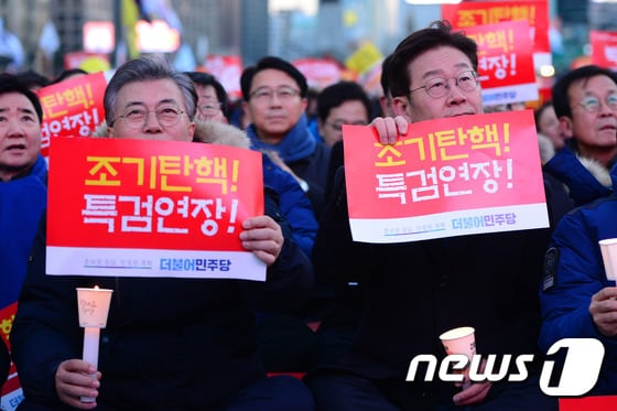문재인 전 더불어민주당 대표(왼쪽)와 이재명 성남시장/뉴스1 © News1 박지혜 기자