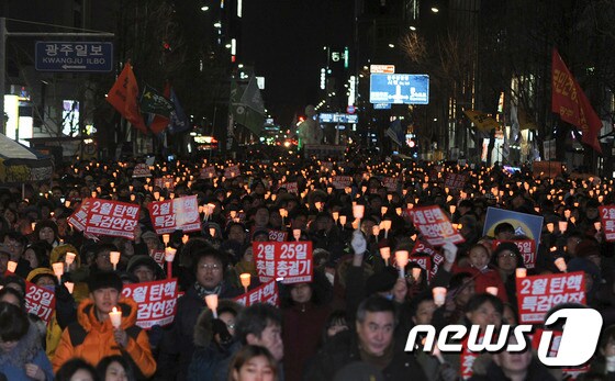 11일 오후 광주 동구 금남로 일원에서 열린 15차 촛불집회에서 시민들이 촛불을 들고 박근혜 대통령 즉각 퇴진을 촉구하고 있다. 2017.2.11/뉴스1 © News1 신채린 기자