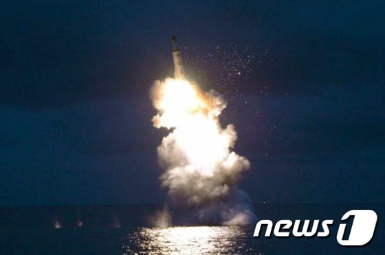 지난해 8월 24일 북한이 함경남도 신포 인근 해상에서 잠수함발사탄도미사일(SLBM)을 시험발사하는 모습.(뉴스1DB) 2017.2.12/뉴스1