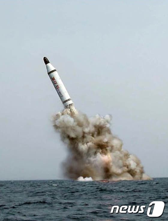 북한이 지난 2015년 5월9일 함경남도 신포 인근 해상에서 잠수함발사탄도미사일(SLBM) '북극성-1형'을 시험발사했다. (뉴스1 DB) 2017.2.12/뉴스1
