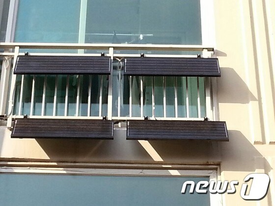 아파트 베란다에 설치된 소형 태양광. (수원시 제공) © News1