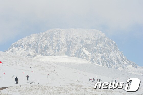 한라산 영실 코스에서 많은 등산객들이 눈쌓인 탐방로를 걷고 있다. © News1 이석형 기자