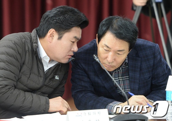 자유한국당 대선주자인 원유철 의원(왼쪽)과 안상수 의원. © News1 오장환 기자