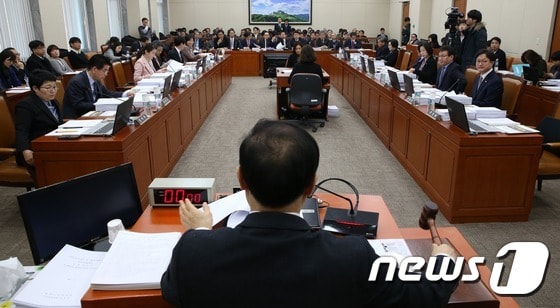 국회 환경노동위원회 2017.2.13/뉴스1 © News1 손형주 기자