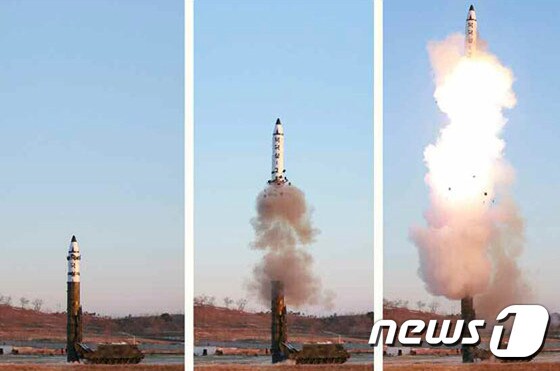 북한의 신형 중거리탄도미사일(IRBM)인 북극성-2가 지난 12일 평안북도 구성시 인근 지역에서 하늘로 솟구쳐 오르고 있다. 북한은 이날 노동신문을 통해 새로운 전략무기체계인 중장거리 탄도미사일 북극성-2를 공개했다.(노동신문) 2017.2.13/뉴스1
