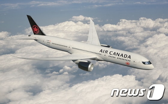블랙 & 화이트로 현대적인 느낌이 강조된 새 디자인의 항공기.<사진=에어캐나다>© News1