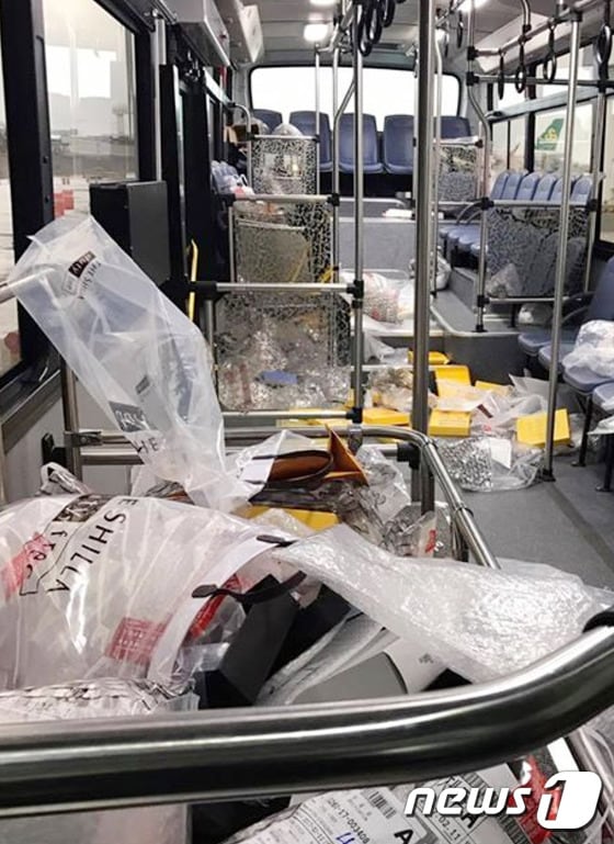 지난 12일 제주국제공항 내 국제선 승객 수송버스에 중국인 관광객들이 버리고 간 쓰레기가 뒤덮여 있다. (독자 제공)2017.2.13/뉴스1 © News1 이석형 기자