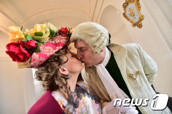 이탈리아 토리노. 왕실 가문의 저택에서18세기 복장을 한 커플이 입맞춤을 나누고 있다.© AFP=뉴스1