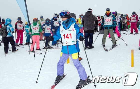 동남아 관광객들이 강원도 스키장에서 스키 체험을 하는 모습. 뉴스1 © News1