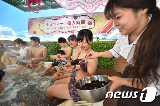 일본 도쿄 하코네. 하코네 스파 리조트는 '초콜릿 스파'의 관람객들에게 초콜릿 시럽을 제공한다. 이 이벤트는 오는 28일까지 열릴 예정이다.© AFP=뉴스1