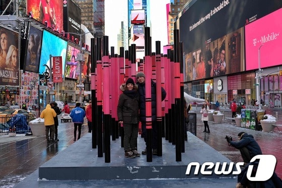 미국 뉴욕 타임스퀘어. 발렌타인데이를 기념하기 위해 선보인 예술 작품 앞에서 한 커플이 포즈를 취하고 있다. © AFP=뉴스1