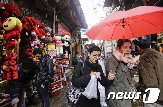 시리아 다마스쿠스. 구시가지를 따라 자리한 노점에선 빨간색의 하트와 곰인형을 비롯한 인형들을 팔고 있다.© AFP=뉴스1
